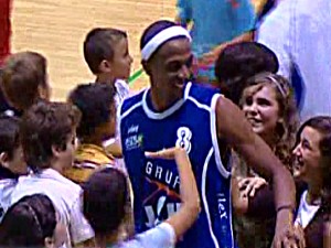 Sam Con Niños.jpg